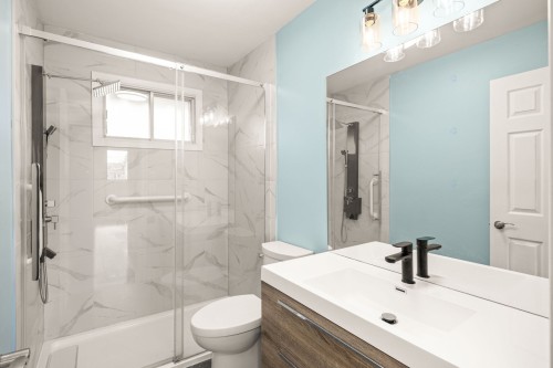 Bathroom - 4395 Rue Breton, Montréal (Pierrefonds-Roxboro), QC - Indoor Photo Showing Bathroom