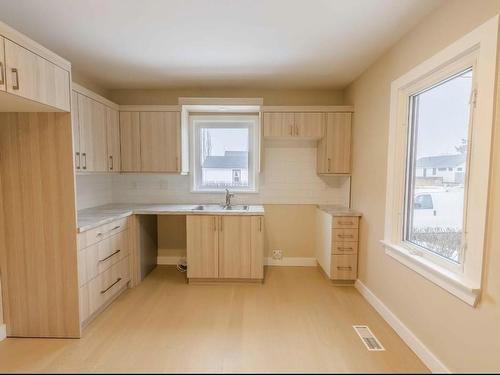358 Dewe Ave, Thunder Bay, ON - Indoor Photo Showing Kitchen With Double Sink