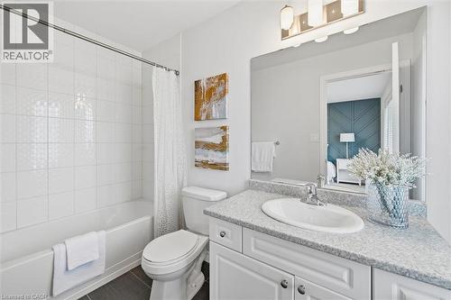 Ensuite bathroom with vanity and shower / tub combo - 122 E Dundas Street E Unit# 9, Waterdown, ON - Indoor Photo Showing Bathroom