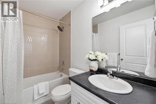Full bath with vanity and shower / tub combo. - 122 E Dundas Street E Unit# 9, Waterdown, ON - Indoor Photo Showing Bathroom