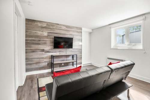 Salon - 4425A Rue Domville, Longueuil (Saint-Hubert), QC - Indoor With Fireplace