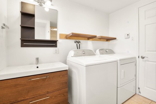 Salle de bains - 4425A Rue Domville, Longueuil (Saint-Hubert), QC - Indoor Photo Showing Laundry Room