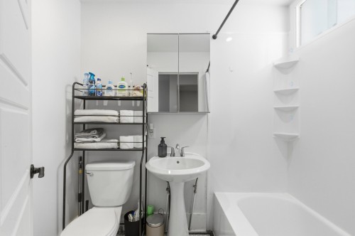 Bathroom - 6102 Rue Beurling, Montréal (Verdun/Île-Des-Soeurs), QC - Indoor Photo Showing Bathroom