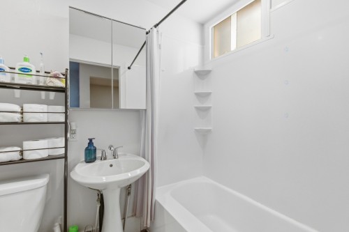 Bathroom - 6102 Rue Beurling, Montréal (Verdun/Île-Des-Soeurs), QC - Indoor Photo Showing Bathroom