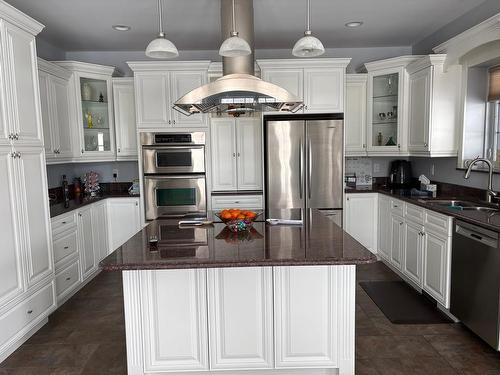 132 Wolverine Crescent, Thunder Bay, ON - Indoor Photo Showing Kitchen With Double Sink With Upgraded Kitchen