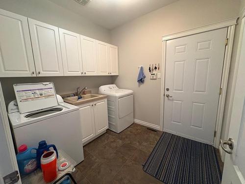 132 Wolverine Crescent, Thunder Bay, ON - Indoor Photo Showing Laundry Room
