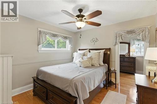 98 Kensington Avenue S, Hamilton, ON - Indoor Photo Showing Bedroom