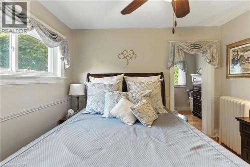 98 Kensington Avenue S, Hamilton, ON - Indoor Photo Showing Bedroom