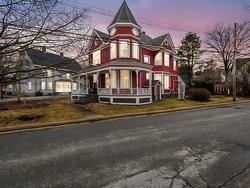 304 Clifton Avenue Windsor, NS B0N 2T0