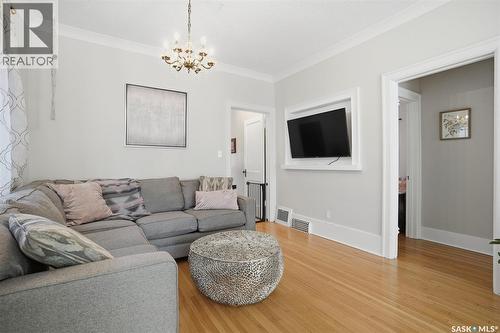 903 6Th Avenue N, Saskatoon, SK - Indoor Photo Showing Living Room