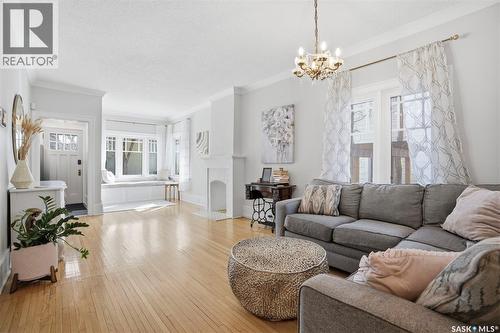 903 6Th Avenue N, Saskatoon, SK - Indoor Photo Showing Living Room