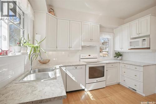 903 6Th Avenue N, Saskatoon, SK - Indoor Photo Showing Kitchen With Double Sink