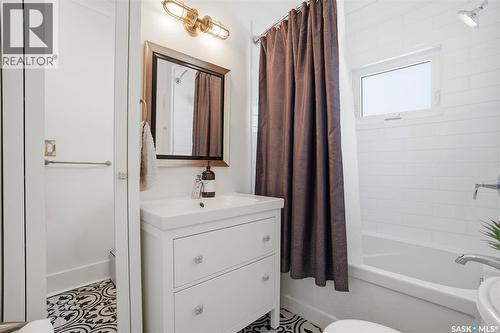 903 6Th Avenue N, Saskatoon, SK - Indoor Photo Showing Bathroom