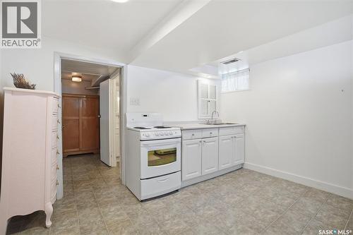 903 6Th Avenue N, Saskatoon, SK - Indoor Photo Showing Kitchen