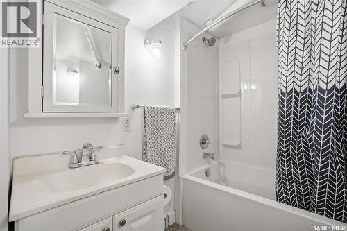 903 6Th Avenue N, Saskatoon, SK - Indoor Photo Showing Bathroom
