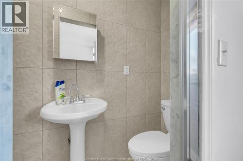 3852 Concord, Windsor, ON - Indoor Photo Showing Bathroom