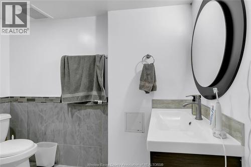 3852 Concord, Windsor, ON - Indoor Photo Showing Bathroom