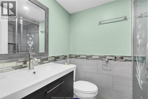 3852 Concord, Windsor, ON - Indoor Photo Showing Bathroom