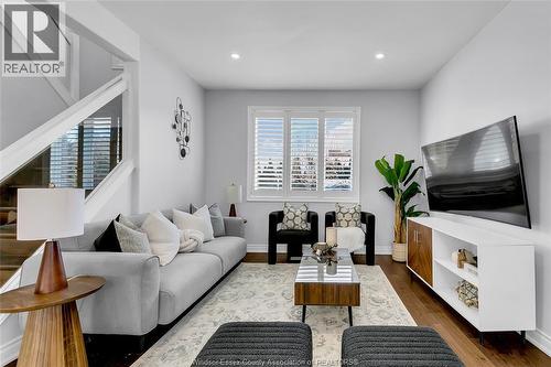 3852 Concord, Windsor, ON - Indoor Photo Showing Living Room