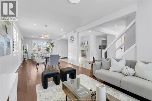 3852 Concord, Windsor, ON - Indoor Photo Showing Living Room