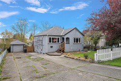 877 Wollaston St Esquimalt, BC V9A 5A9