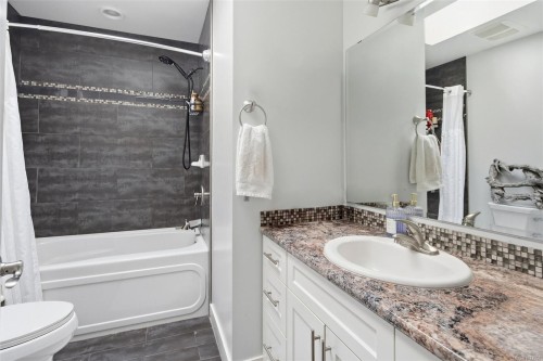 23 Pilot St, Victoria, BC - Indoor Photo Showing Bathroom