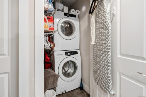 23 Pilot St, Victoria, BC - Indoor Photo Showing Laundry Room