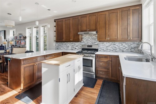 23 Pilot St, Victoria, BC - Indoor Photo Showing Kitchen With Upgraded Kitchen