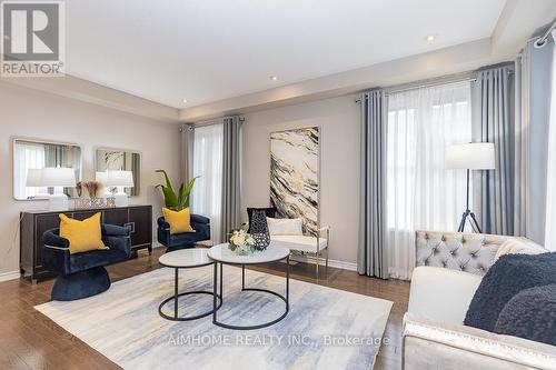 246 Thomas Phillips Drive, Aurora, ON - Indoor Photo Showing Living Room