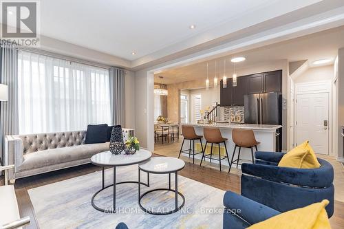 246 Thomas Phillips Drive, Aurora, ON - Indoor Photo Showing Living Room