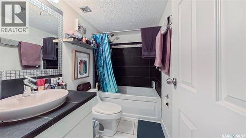 706 405 5Th Avenue N, Saskatoon, SK - Indoor Photo Showing Bathroom