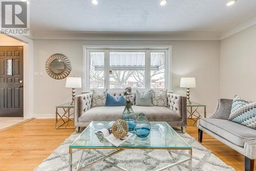 186 Fernwood Crescent, Hamilton, ON - Indoor Photo Showing Living Room