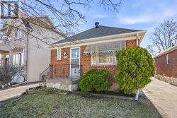 62 BINSWOOD AVENUE Toronto, ON M4C 3N7
