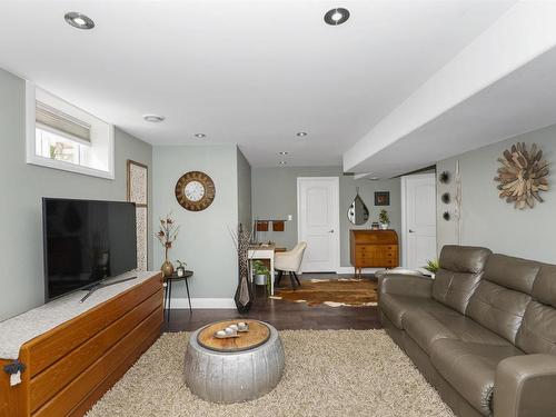 319 Ruby Crescent, Thunder Bay, ON - Indoor Photo Showing Living Room