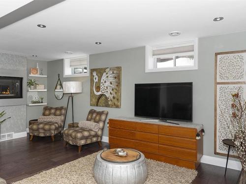 319 Ruby Crescent, Thunder Bay, ON - Indoor Photo Showing Living Room
