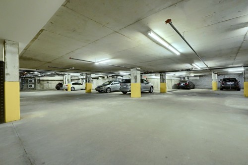 Garage - 313-375 Boul. Décarie, Montréal (Saint-Laurent), QC - Indoor Photo Showing Garage
