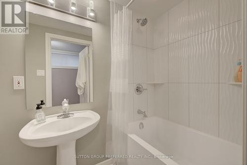 20 - 270 North Centre Road, London North (North R), ON - Indoor Photo Showing Bathroom