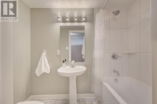 20 - 270 North Centre Road, London North (North R), ON - Indoor Photo Showing Bathroom