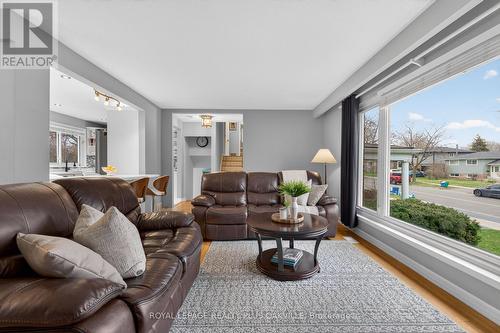 512 Pinedale Avenue, Burlington, ON - Indoor Photo Showing Living Room