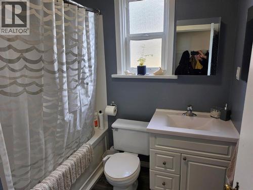 Bathroom - 804 Eighth Street, Nelson, BC - Indoor Photo Showing Bathroom