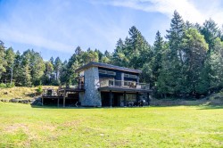 5582 Hooson Rd Pender Island, BC V0N 2M1