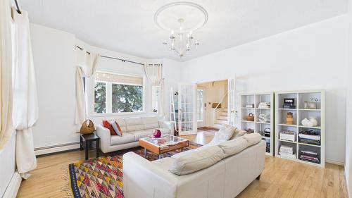 18 Park Avenue, Fernie, BC - Indoor Photo Showing Living Room