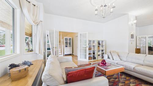 18 Park Avenue, Fernie, BC - Indoor Photo Showing Living Room