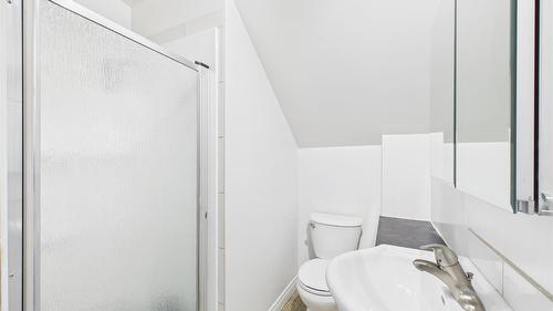 18 Park Avenue, Fernie, BC - Indoor Photo Showing Bathroom