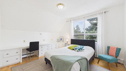 18 Park Avenue, Fernie, BC - Indoor Photo Showing Bedroom