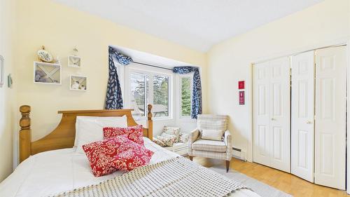 18 Park Avenue, Fernie, BC - Indoor Photo Showing Bedroom