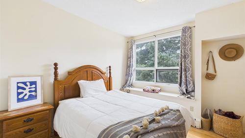 18 Park Avenue, Fernie, BC - Indoor Photo Showing Bedroom