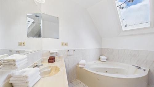 18 Park Avenue, Fernie, BC - Indoor Photo Showing Bathroom