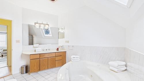 18 Park Avenue, Fernie, BC - Indoor Photo Showing Bathroom