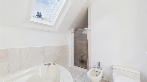 18 Park Avenue, Fernie, BC - Indoor Photo Showing Bathroom